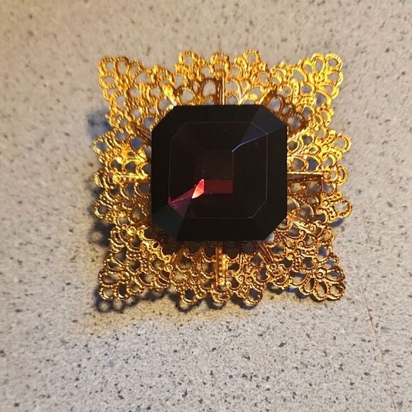 Elegant Gold toned brooch - Picture 1 of 3